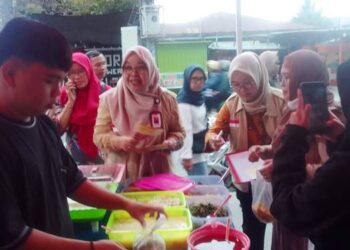 Petugas BPOM Gorontalo melakukan uji sampel takjil yang dijual di Jln Jenderal Sudirman tepatnya di depan kampus UNG, belum lama ini. (foto: vanni ashari/mg/gorontalo post)