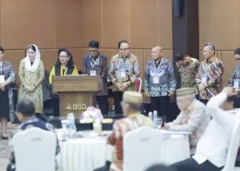 TORANG PE BANK - Rania Riris Ismail, bersama jajaran komisaris dan direksi baru, Bank Sulut Gorontalo (BSG) hasil Rapat Umum Pemegang Saham (RUPS) yang berlangsung di Manado, Selasa (10/2). (foto: istimewa)