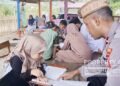 Kapolsubsektor Dengilo, Ipda Adam Ahmad,S.H.,CBLS.,CCrp.,CPS. saat mengajari baca tulis Al-Qur’an kepada anak-anak yang ada di Kecamatan Dengilo. (F. Zulkifli Tampolo/ Gorontalo Post)