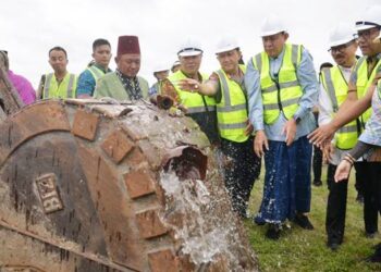 Pemecahan kendi sebagai dimulainya peletakan batu pertama pengembangan bandara Djalaludin untuk mendukung terwujudnya embarkasi haji penuh Gorontalo, Jumat (20/2). (Foto : Dok Pemprov/Bahrian)