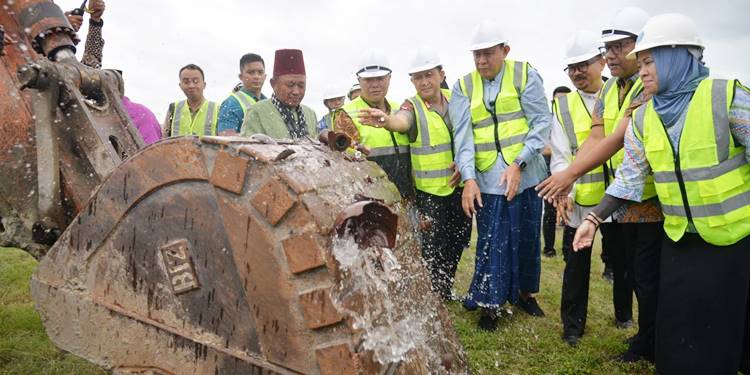 Pemecahan kendi sebagai dimulainya peletakan batu pertama pengembangan bandara Djalaludin untuk mendukung terwujudnya embarkasi haji penuh Gorontalo, Jumat (20/2). (Foto : Dok Pemprov/Bahrian)