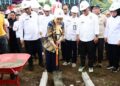 Wakil Gubernur Gorontalo Idah Syahidah Rusli Habibie saat meletakkan batu pertama pada Groundbreaking program hilirisasi pengembangan industri ayam terintegrasi nasional di Desa Tolongio, Kecamatan Anggrek, Gorontalo Utara,Jumat (6/2). (Foto – Nova/Diskominfotik).