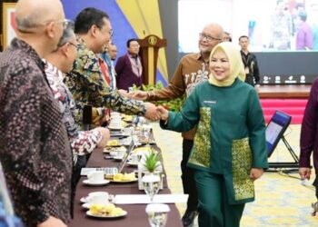 : Wakil Gubernur Gorontalo Idah Syahidah Rusli Habibie didampingi Kepala Perwakilan BI Gorontalo, dan Kepala Perwakilan BI Sulawasi Sekatan menyalami peserta Rakorwil Bank Indonesia Sulampua di kantor perwakilan Bank Indonesia Gorontalo, Rabu (11/2). (Foto – Fadly/Diskominfotik)