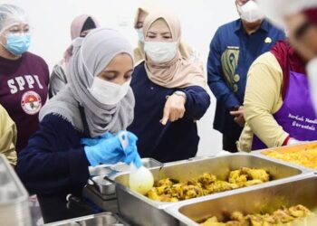 Wagub Idah Syahidah Rusli Habibie saat melihat langsung proses pemorsian di SPPG pada inspeksi yang dilakukan Kamis (12/2) pagi. (Foto – Fadly/Diskominfotik)