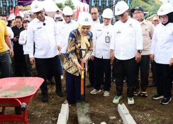 Wakil Gubernur Gorontalo Idah Syahidah Rusli Habibie saat meletakkan batu pertama pada Groundbreaking program hilirisasi pengembangan industri ayam terintegrasi nasional di Desa Tolongio, Kecamatan Anggrek, Gorontalo Utara,Jumat (6/2). (Foto – Nova/Diskominfotik).