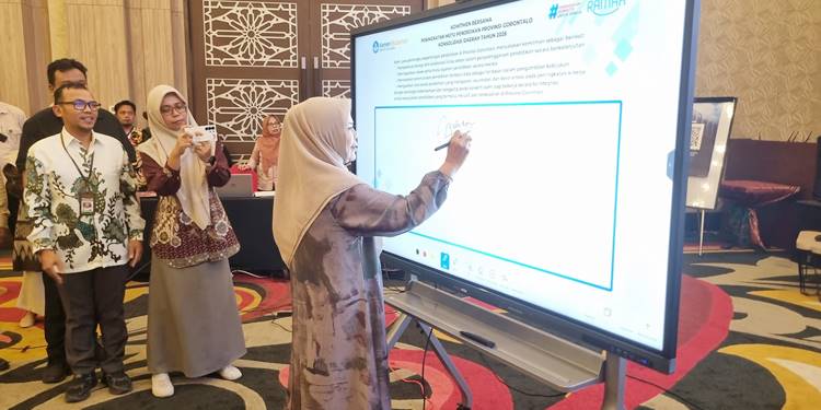 Wakil Gubernur Gorontalo Idah Syahidah Rusli Habibie saat menandatangani komitmen bersama peningkatan mutu pendidikan Provinsi Gorontalo yang digelar di Hotel Aston, Rabu, (25/2). (Foto – Fadly/Diskominfotik).