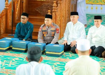 Kapolres Pohuwato, AKBP H. Busroni,S.I.K.,M.H. didampingi Bupati Saipul A. Mbuinga, menyerahkan cenderamata kepada petugas Masjid Baiturrahim Pohuwato.