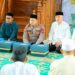 Kapolres Pohuwato, AKBP H. Busroni,S.I.K.,M.H. didampingi Bupati Saipul A. Mbuinga, menyerahkan cenderamata kepada petugas Masjid Baiturrahim Pohuwato.