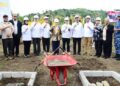 Peletakkan batu pertama program Hilirisasi Industri Ayam Terintegrasi yang dipusatkan di Desa Tolongio, Kecamatan Anggrek, Gorontalo Utara, Jumat (6/2). (Foto – Nova/Diskominfotik).