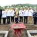 Peletakkan batu pertama program Hilirisasi Industri Ayam Terintegrasi yang dipusatkan di Desa Tolongio, Kecamatan Anggrek, Gorontalo Utara, Jumat (6/2). (Foto – Nova/Diskominfotik).