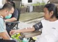Wartawan saat menyumbangkan darahnya dan berpatisipasi dalam kegiatan donor darah di halaman kantor DPRD Kabupaten Gorontalo.