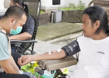 Wartawan saat menyumbangkan darahnya dan berpatisipasi dalam kegiatan donor darah di halaman kantor DPRD Kabupaten Gorontalo.