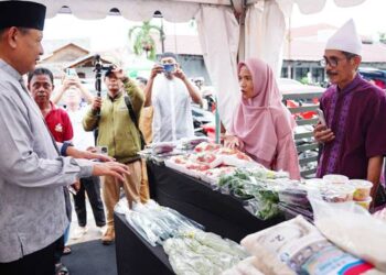 KEMANDIRIAN EKONOMI: Gubernur Gusnar Ismail melihat produk UMKM pada Bazar Ramadan yang digelar Bank Indonesia Gorontalo, senin (23/2). (foto; dok-bi gorontalo)