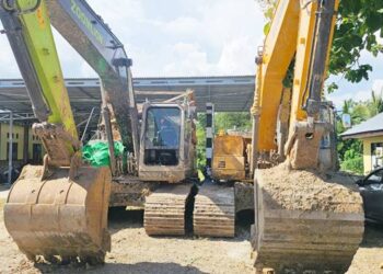 Dua unit excavator yang diamankan dari lokasi hutan di wilayah Kecamatan Mananggu, saat ini berada di bagian belakang Polres Boalemo.