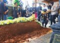 Kapolri Jenderal Listyo Sigit Prabowo menaburkan bunga di atas makam mendiang Meriyati Roeslani Hoegeng (Eyang Meri), istri dari mantan Kapolri, Jenderal Polisi (Purn) Hoegeng Iman Santoso, di Bogor, Jawa Barat, Rabu (4/2). (foto: Divisi Humas Polri)