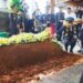 Kapolri Jenderal Listyo Sigit Prabowo menaburkan bunga di atas makam mendiang Meriyati Roeslani Hoegeng (Eyang Meri), istri dari mantan Kapolri, Jenderal Polisi (Purn) Hoegeng Iman Santoso, di Bogor, Jawa Barat, Rabu (4/2). (foto: Divisi Humas Polri)