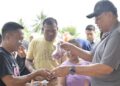 BERKAH RAMADAN: Gubernur Gusnar Ismail melayani langsung masyarakat yang berbelanja pada Pasar Murah Bersubdisi di Kelurahan Dembe I, Kecamatan Kota Barat, Kota Gorontalo, Ahad (22/2). (foto: dok/pemprov)