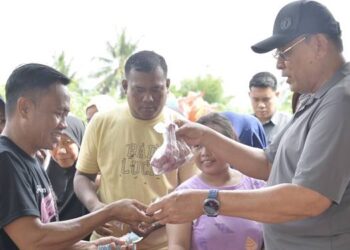 BERKAH RAMADAN: Gubernur Gusnar Ismail melayani langsung masyarakat yang berbelanja pada Pasar Murah Bersubdisi di Kelurahan Dembe I, Kecamatan Kota Barat, Kota Gorontalo, Ahad (22/2). (foto: dok/pemprov)