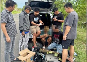 Kasat Narkoba Polres Pohuwato, Iptu Renly H. Turangan,S.H. (Kiri) bersama anggota, berhasil mengamankan dua orang lelaki asal Sulawesi Utara (Sulut), yang diduga membawa narkotika jenis sabu.
