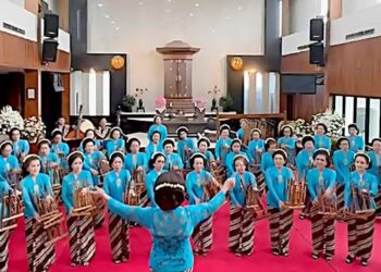 Seorang nenek berusia 83 tahun bersama kelompoknya berkompetisi dengan 1.700 peserta lain mengikuti Pasanggiri Angklung Satu Hati (PASH)