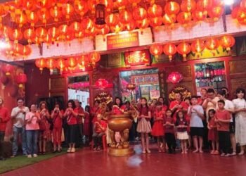 Sejumlah warga Tionghoa melaksanakan ibadah doa bersama dalam rangka Tahun Baru Imlek 2577 di Tempat Ibadah Tri Dharma Tulus Harapan Kita di Jalan. S. Parman, Kelurahan Biawao, Kota Gorontalo. Selasa (17/2). Foto: Natharahman/ Gorontalo Post.