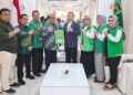 Ismet Mile saat menerima dokumen SK PPP dari Ketua Umum DPP PPP Mardiono di Jakarta. (Foto: Istimewa).