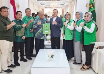 Ismet Mile saat menerima dokumen SK PPP dari Ketua Umum DPP PPP Mardiono di Jakarta. (Foto: Istimewa).