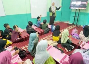 Proses pembelajaran yang dilakukan Givani bersama anak-anak WNI di SB. (F. Istimewa)