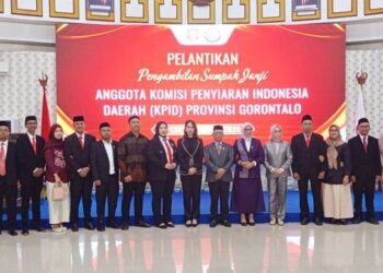 Foto bersama Komisi I Deprov Gorontalo bersama komisioner KPID Provinsi Gorontalo 2026-2029 usai dilantik.