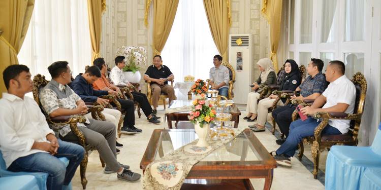 BAHAS PENYIARAN - Gubernur Gorontalo Gusnar Ismail menerima audiensi anggota KPID Gorontalo terpilih periode 2026-2029 di Rumah Dinas Gubernur, Senin (16/2). (foto: mila - diskominfotik)
