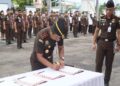 Kepala Kejaksaan Tinggi (Kajati) Gorontalo, Riyono, S.H., M.H., saat penandatanganan komitmen bersama dan pakta integritas, Senin (9/2/2026).