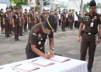 Kepala Kejaksaan Tinggi (Kajati) Gorontalo, Riyono, S.H., M.H., saat penandatanganan komitmen bersama dan pakta integritas, Senin (9/2/2026).