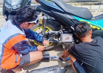 Pengguna sepeda motor melepas knalpot brong atau knalpot yang tidak spesifikasi dan merusaknya sendiri. Setelah itu diserahkan kepada anggota Lantas untuk dimusnahkan.