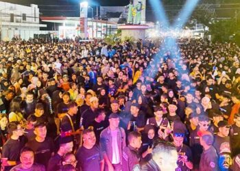 SAMBUT RAMADAN: Ribuan warga tumpah di jalanan pusat Kota Gorontalo, Kamis (19/2) dini hari, menyambut satu ramadan atau sahur pertama di bulan suci dengan tradisi kokoO, tradisi membangunkan sahur bagi warga yang hendak berpuasa. (foto: Tasya Abd. Latif/gorontalo post)