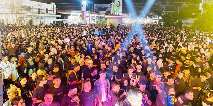 SAMBUT RAMADAN: Ribuan warga tumpah di jalanan pusat Kota Gorontalo, Kamis (19/2) dini hari, menyambut satu ramadan atau sahur pertama di bulan suci dengan tradisi kokoO, tradisi membangunkan sahur bagi warga yang hendak berpuasa. (foto: Tasya Abd. Latif/gorontalo post)