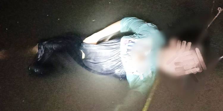 Jasad korban yang ditemukan pengapung di pantai Bubaa saat disemeyamkan di Pusekesmas terdekat untuk penyelidikan lebih lanjut mengenai penyebab kematian korban, Ahad, (15/2/2026), (Foto: Istimewa).