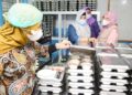 Wakil Gubernur Gorontalo Idah Syahidah Rusli Habibie saat melihat langsung proses pemorsian dan sajian ompreng yang akan didistribusikan ke siswa penerima manfaat MBG di Kabupaten Gorontalo. (Foto – Nova/Diskominfotik).