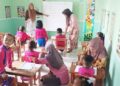 Orang tua nampak mengajar sebisanya pada anak mereka, karena PAUD ini ditinggalkan guru sejak awal Januari kemarin. (F.Deice/ Gorontalo Post)