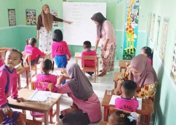 Orang tua nampak mengajar sebisanya pada anak mereka, karena PAUD ini ditinggalkan guru sejak awal Januari kemarin. (F.Deice/ Gorontalo Post)