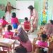 Orang tua nampak mengajar sebisanya pada anak mereka, karena PAUD ini ditinggalkan guru sejak awal Januari kemarin. (F.Deice/ Gorontalo Post)