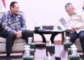Menteri Perhubungan (Menhub) RI, Dudy Purwagandhi menerima kunjungan Gubernur Gusnar Ismail (kiri) di Kantor Kemenhub RI, Jakarta, Selasa (3/2). (foto: dok-pemprov)