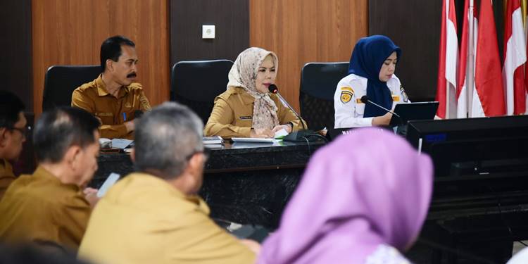 Wakil Gubernur Gorontalo Idah Syahidah Rusli Habibie saat memimpin Rapat Koordinasi Kesiapan Penyelenggaraan Angkutan Lebaran Terpadu di Ruang Huyula Kantor Gubernur, Selasa (24/2). (Foto – Nova/Diskominfotik)