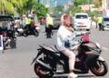 Salah satu pengendara motor menghindar saat Operasi Keselamatan OTANAHA 2026 di ruas jalan Ahmad A. Wahab, Kelurahan Tuladenggi, Kecamatan Telaga Biru, Kabupaten Gorontalo.Senin (2/2) Foto: Natharahman/ Gorontalo Post