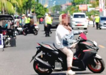 Salah satu pengendara motor menghindar saat Operasi Keselamatan OTANAHA 2026 di ruas jalan Ahmad A. Wahab, Kelurahan Tuladenggi, Kecamatan Telaga Biru, Kabupaten Gorontalo.Senin (2/2) Foto: Natharahman/ Gorontalo Post