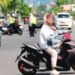 Salah satu pengendara motor menghindar saat Operasi Keselamatan OTANAHA 2026 di ruas jalan Ahmad A. Wahab, Kelurahan Tuladenggi, Kecamatan Telaga Biru, Kabupaten Gorontalo.Senin (2/2) Foto: Natharahman/ Gorontalo Post