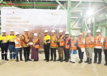 MULAI PRODUKSI- Gubernur Gorontalo Gusnar Ismail, dan Wakil Gubernur Idah Syhahida bersama jajaran pejabat daerah, memegang cetakan pertama Pani Gold Mine mengandung emas dan silver seberat 14,72 Kg saat syukuran menuju produksi, Sabtu (14/2) di kawasan Pertambangan Pani Gold. (foto: istimewa)