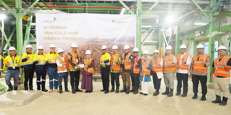 MULAI PRODUKSI- Gubernur Gorontalo Gusnar Ismail, dan Wakil Gubernur Idah Syhahida bersama jajaran pejabat daerah, memegang cetakan pertama Pani Gold Mine mengandung emas dan silver seberat 14,72 Kg saat syukuran menuju produksi, Sabtu (14/2) di kawasan Pertambangan Pani Gold. (foto: istimewa)