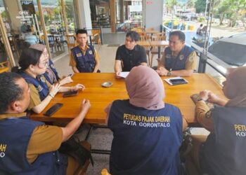 Petugas Bapenda Kota Gorontalo selaku pemeriksa pajak daerah melakukan entry meeting dengan Manajer J.Co Citymall Gorontalo dalam rangka pemeriksaan kepatuhan pemungutan, penyetoran dan pelaporan pajak.