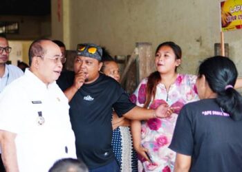 Wali Kota Gorontalo, Adhan Dambea ketika meninjau Pasar Beringin beberapa waktu lalu. (Foto: Prokopim)