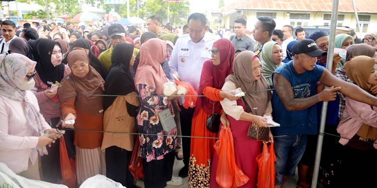 PASAR MURAH - Warga memadati lokasi pelaksanaan pasar murah yang digelar pemerintah di halaman RS Toto Kabila, Bone Bolango sehari sebelum ramadan, Rabu (18/2). (Foto : Bahrian-Diskominfotik)